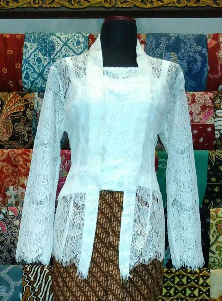 Kebaya Wisuda Brokat Wijayanti